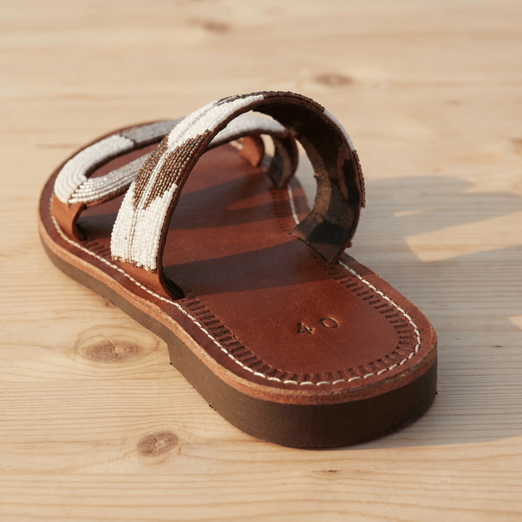 Sandale Masaï – Mule cuir rouge brique perles | Perlacuir