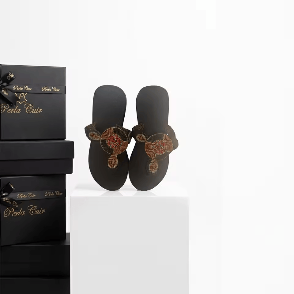 Sandale Masaï « Taji » – Tong plateforme noire médaillon doré sculptural | Perlacuir