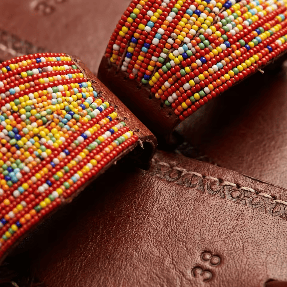 Sandale Masaï « Zara » – Tong cuir marron perles multicolores | Perlacuir