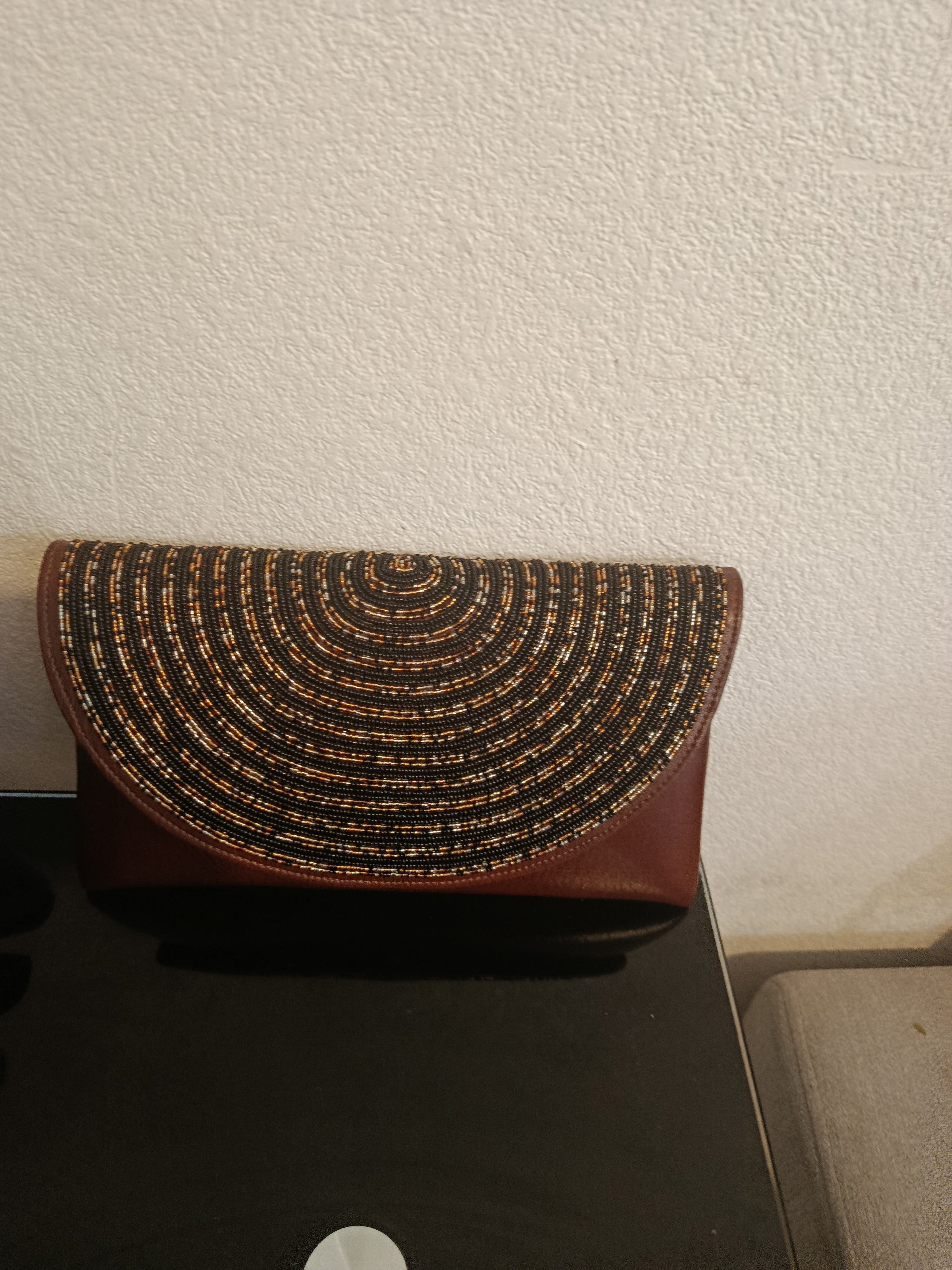 Pochette en cuir perlées