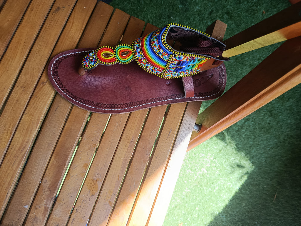 Sandales en cuir perlées avec attaches