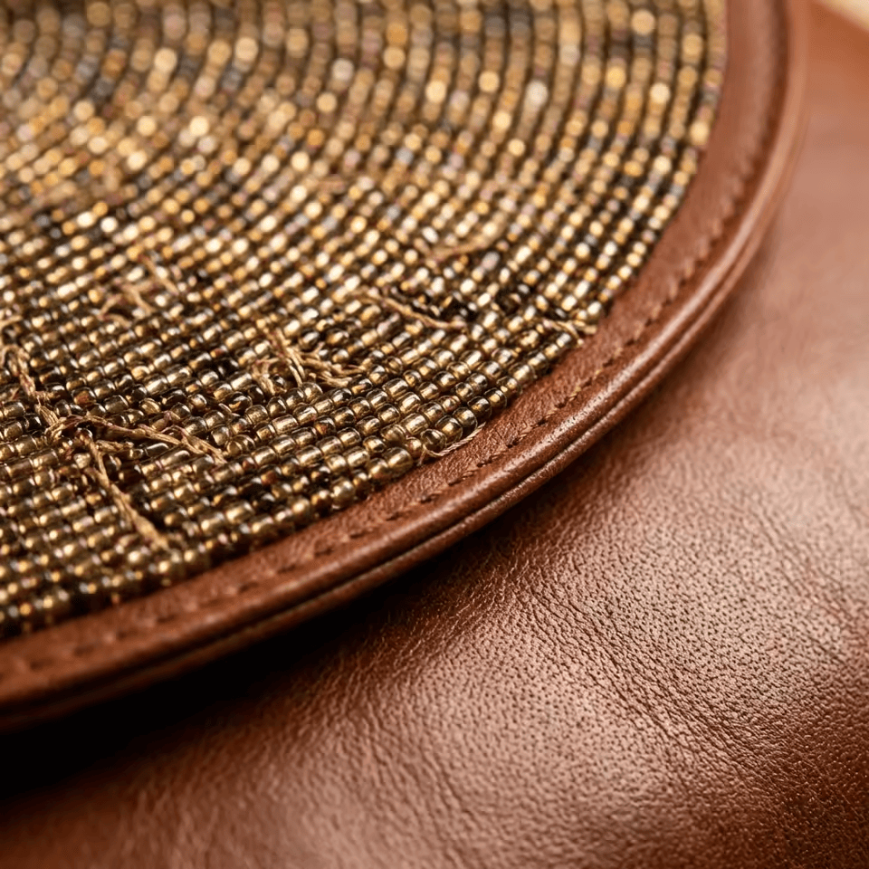 Pochette Cuir Perlée Masai – Accessoire Artisanal Authentique