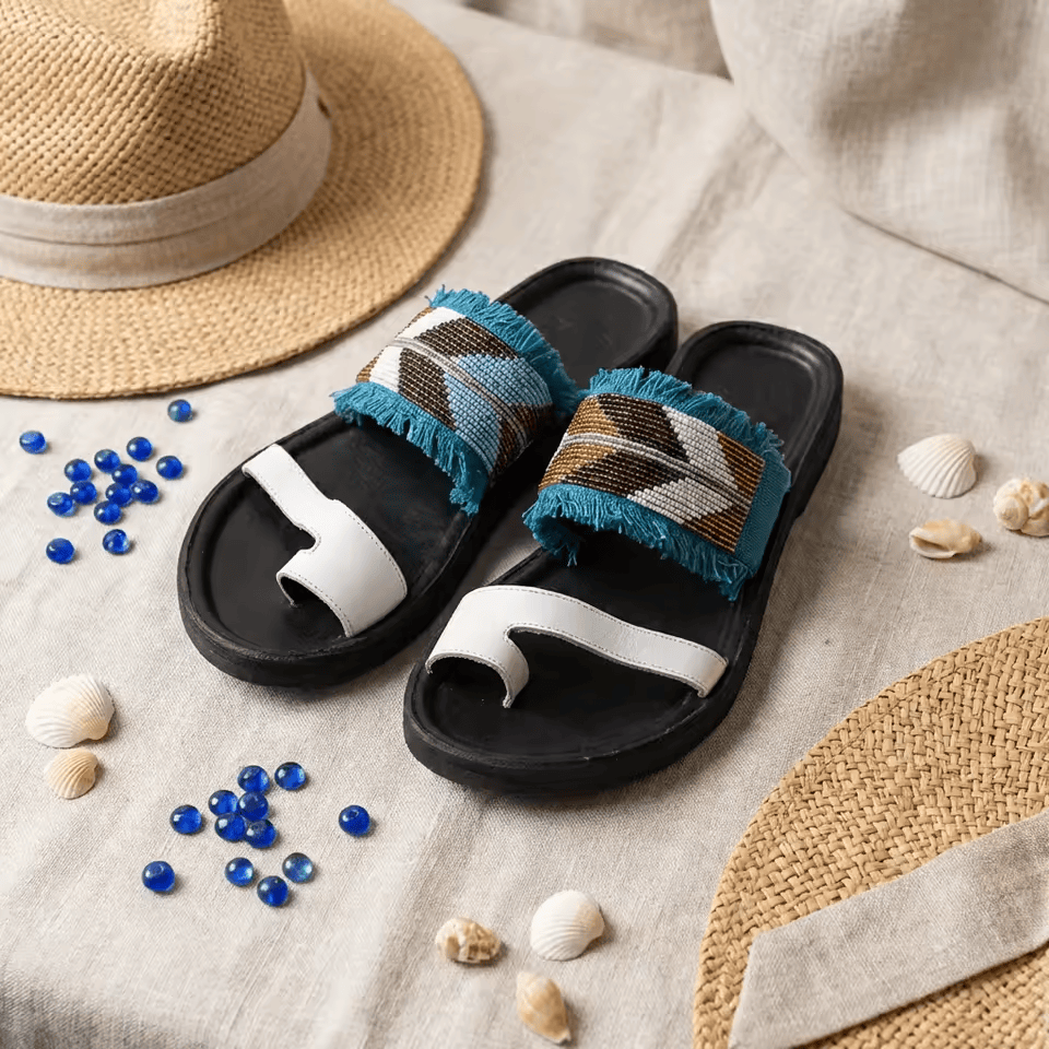 Sandale Masaï « Kitambaa » – Mule noire tissu ethnique turquoise & franges | Perlacuir