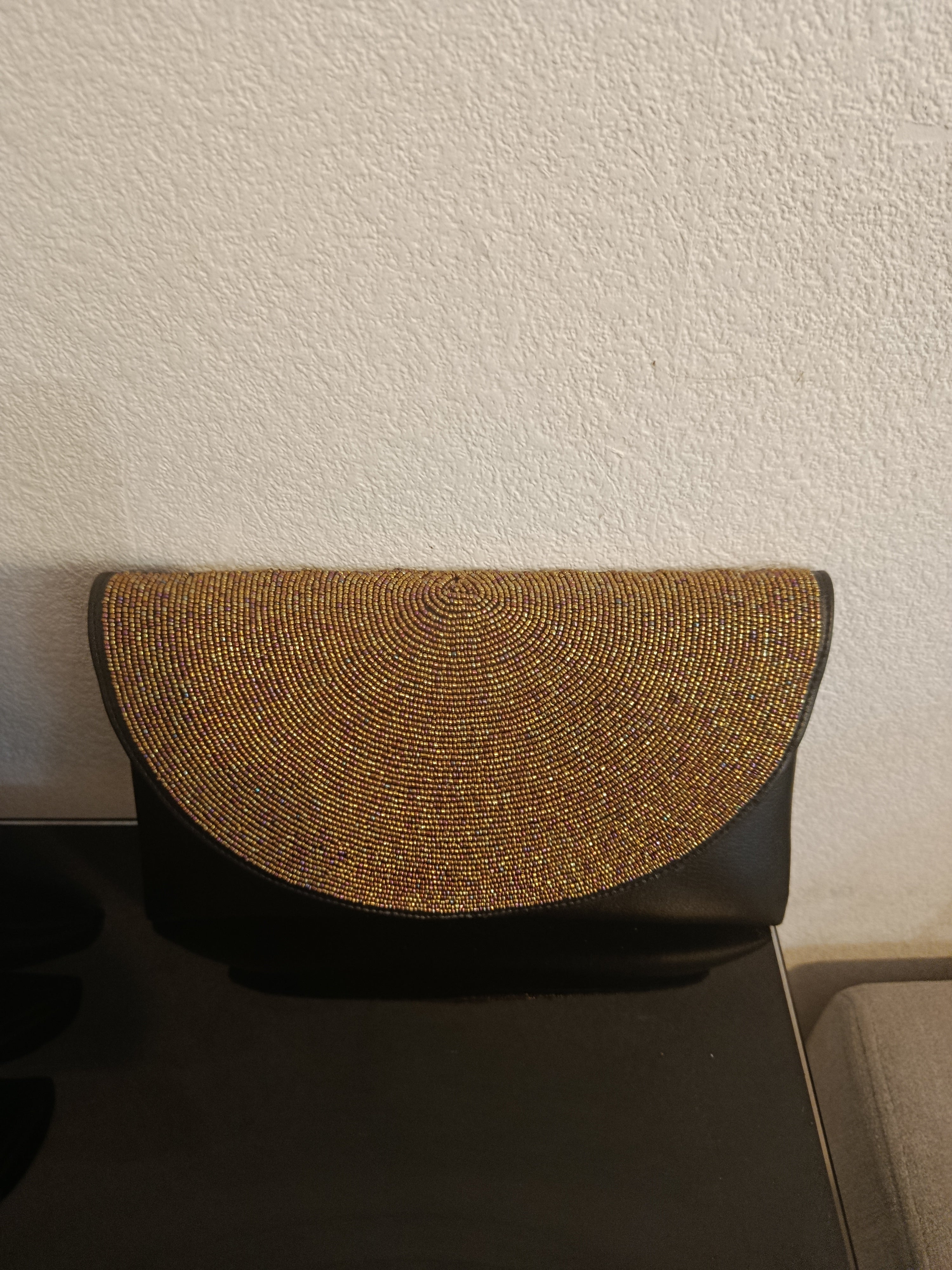 Pochette en cuir perlées