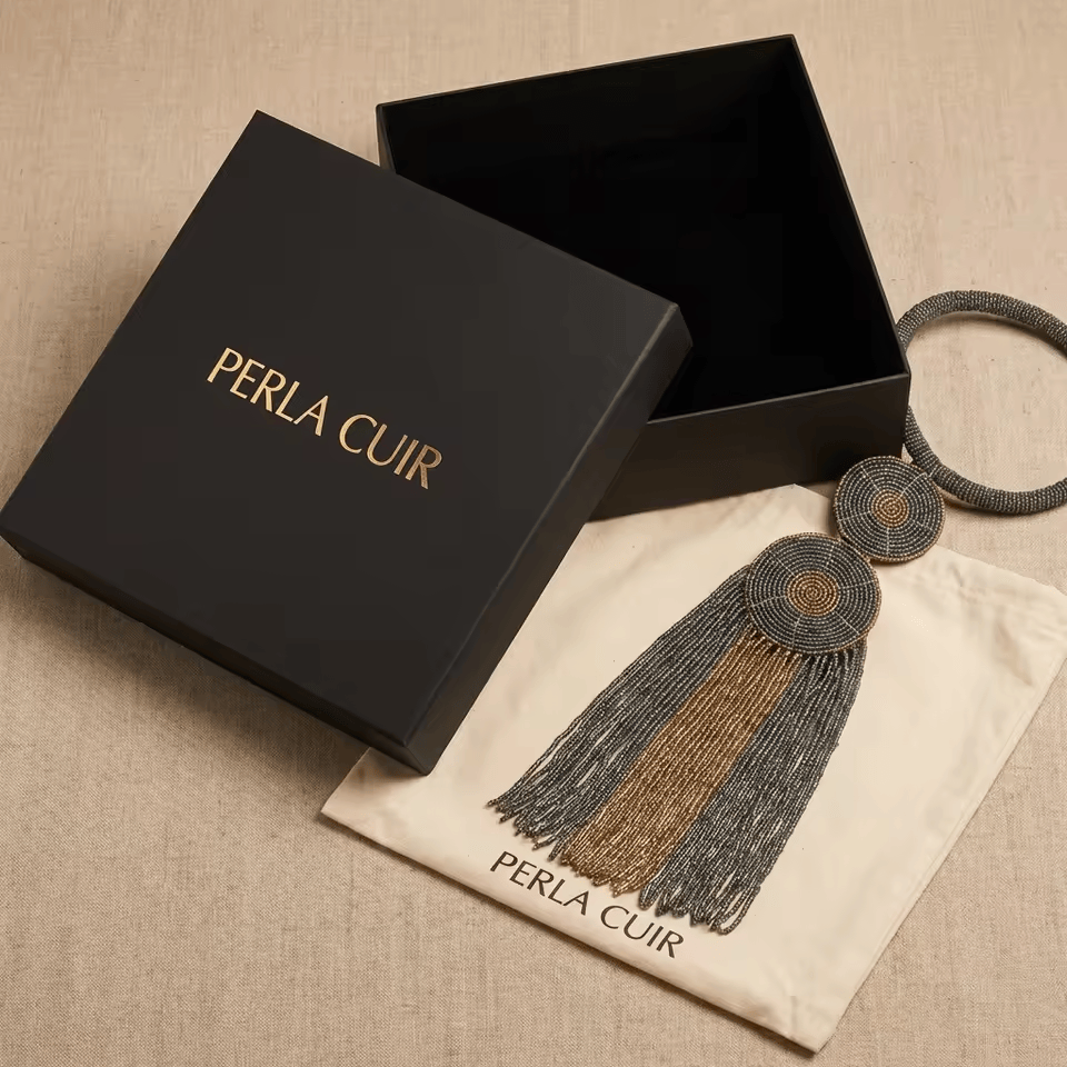 Malkia – Collier plastron perles noires médaillon & franges Masaï | Perlacuir