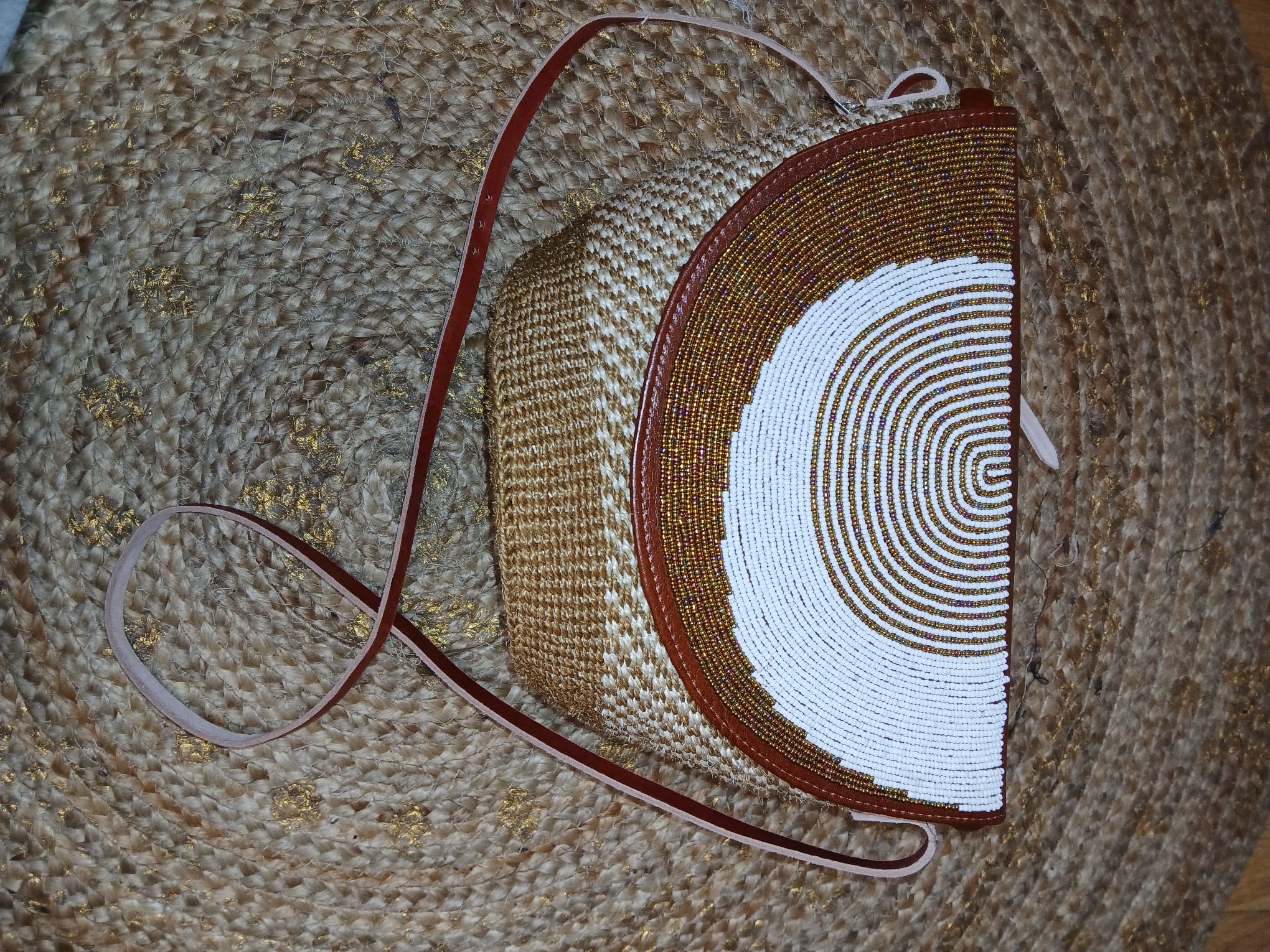 Sacs moyen format en cuir perlées et sisal