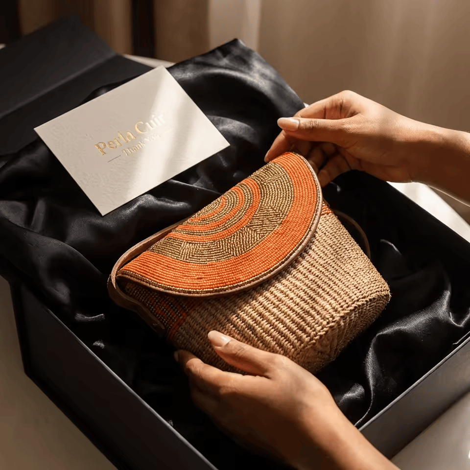 Jua Kubwa – Sac seau sisal naturel rabat cuir orange spirale perles | Perlacuir