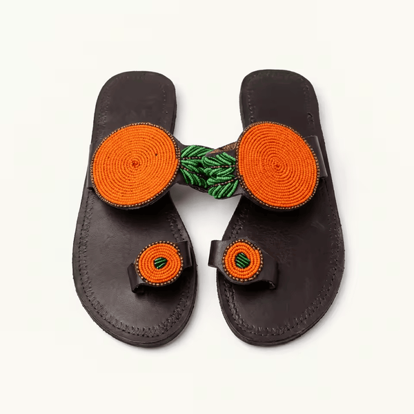 Sandale Masaï « Jua » – Tong cuir noir perles multicolores dominante orange