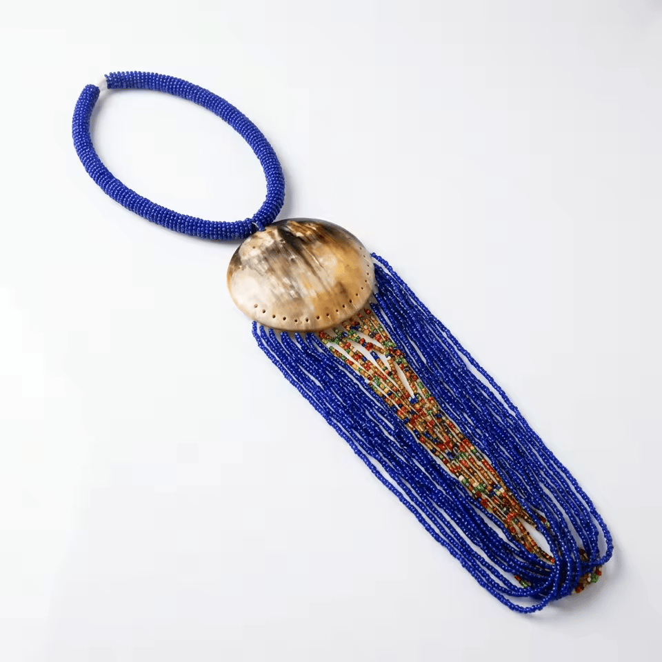 Bahari Malkia – Collier perles bleu cobalt médaillon corne & franges | Perlacuir