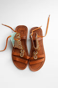 Sandale Masaï « Shaba » – Sandales cuir camel ornements dorés & lanière cheville | Perlacuir