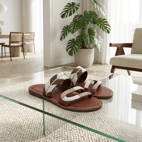Sandale Masaï « Baridi » – Mule cuir marron perles blanches motifs géométriques