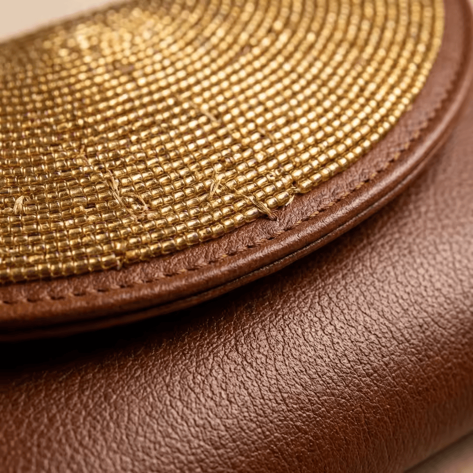 Pochette Cuir Perlée Masai – Accessoire Artisanal Authentique