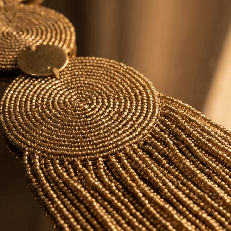 Fahari – Collier torque doré double médaillon laiton & franges | Perlacuir
