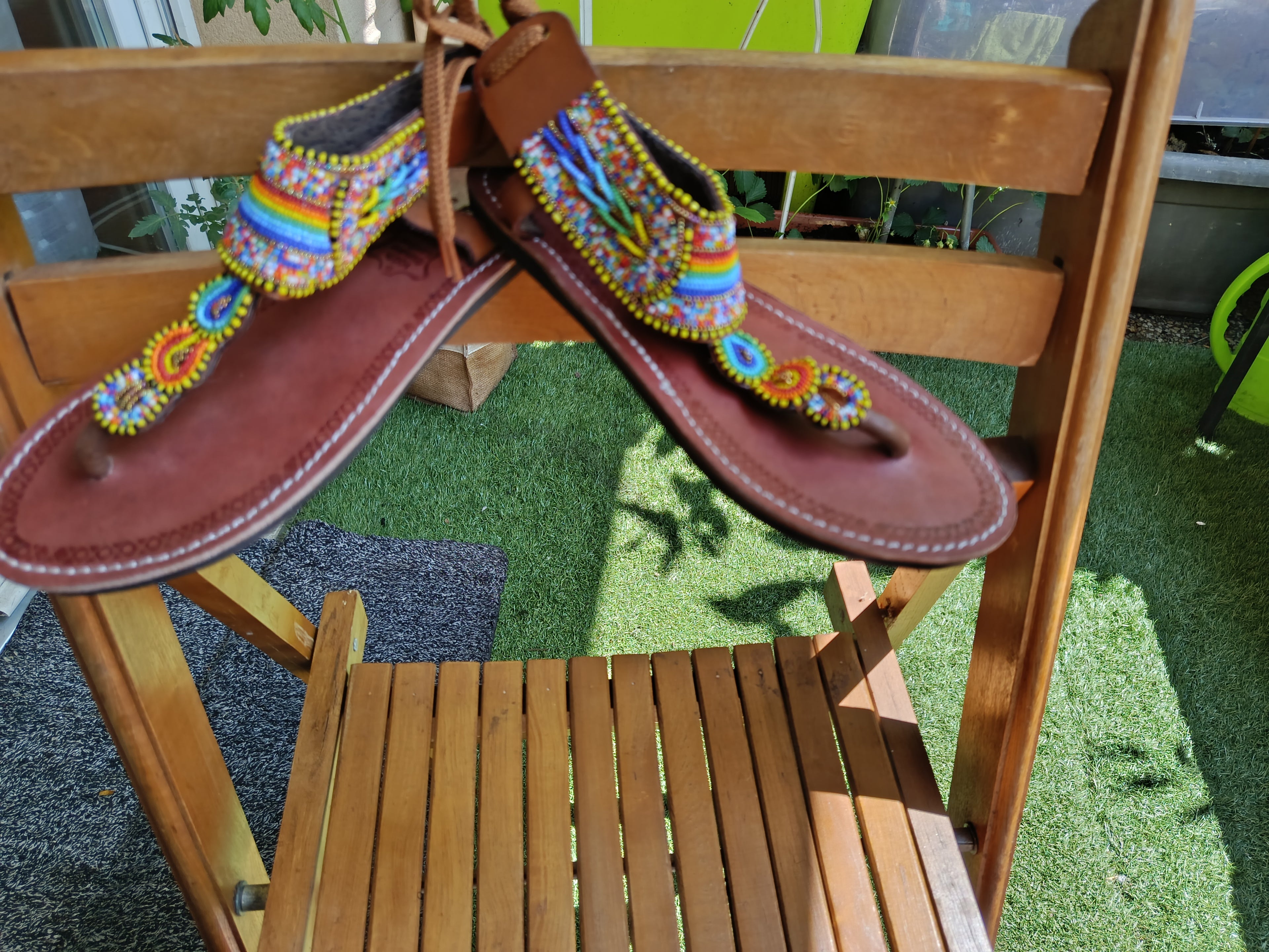 Sandales en cuir perlées avec attaches