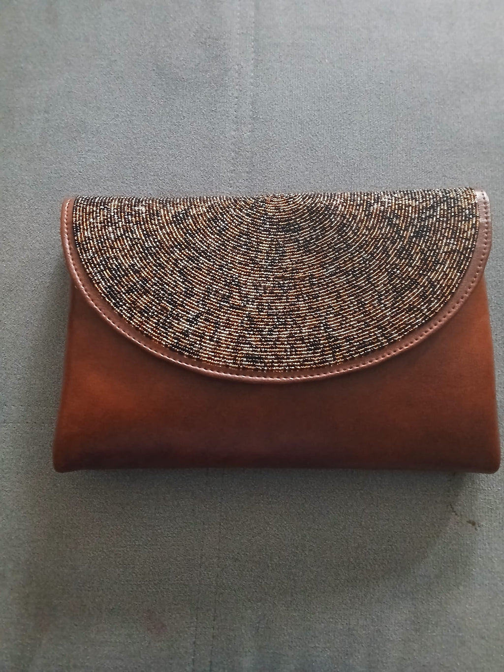 Pochette Cuir Perlée Masai – Accessoire Artisanal Authentique