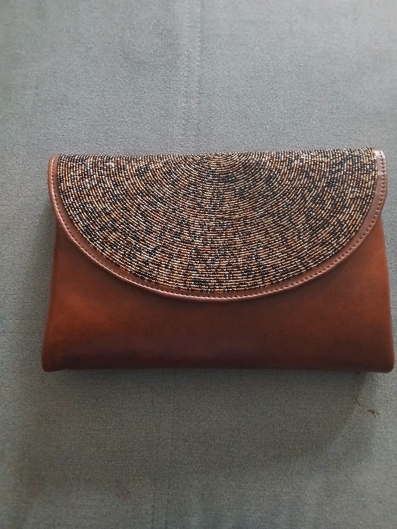 Pochette Cuir Perlée Masai – Accessoire Artisanal Authentique